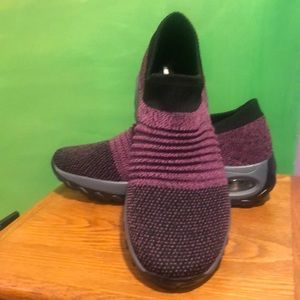 New Hyper memory foam purple size 7 slip on athletic shoe